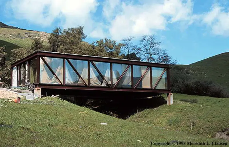 1998 photo of the bridge house in a completed form, with curtains covering the giant glass windows.