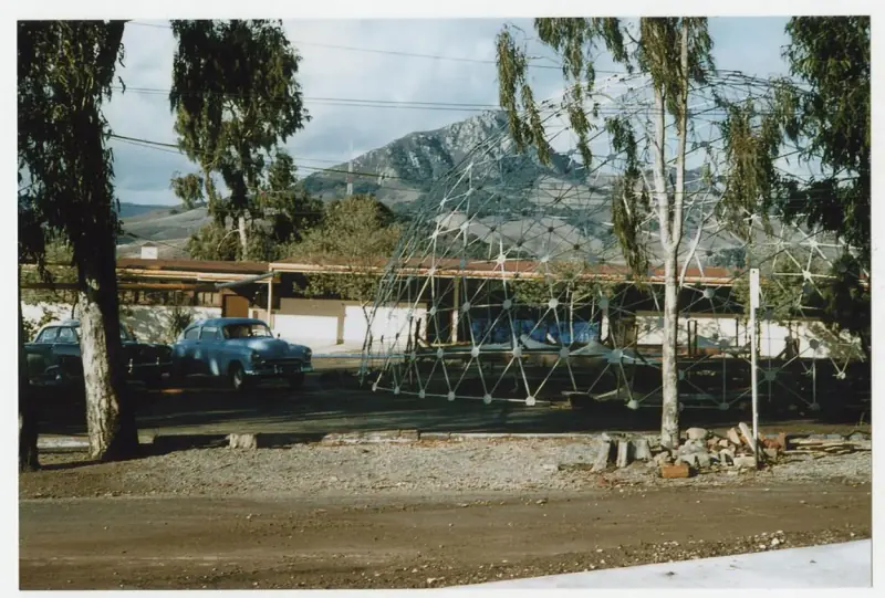 The completed dome in 1957, with Mount Bishop in the background.