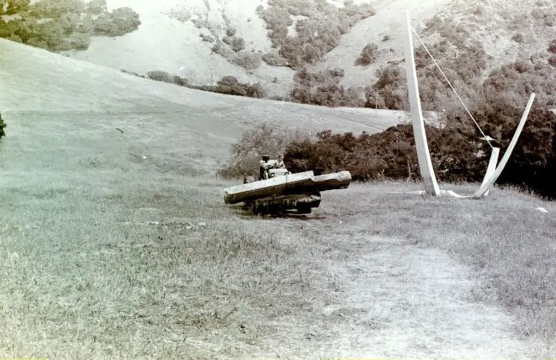 Historical image of the sundial in its original, complete form.